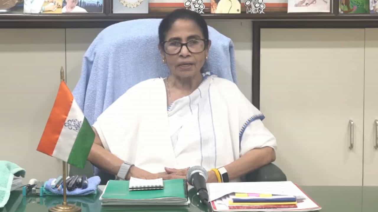 সন্ন্যাসী নই , ফেসবুক লাইভে হঠাৎ বিস্ফোরক মমতা !