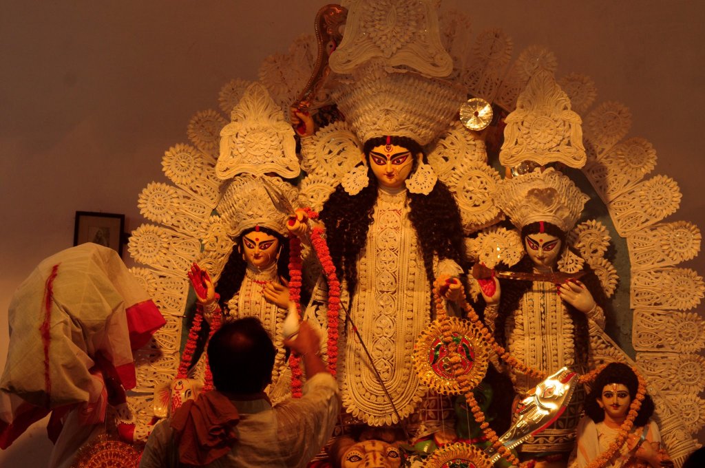 কলকাতার বনেদি বাড়ির দুর্গাপুজো ! ঐতিহ্য ও সংস্কৃতির ছোঁয়া