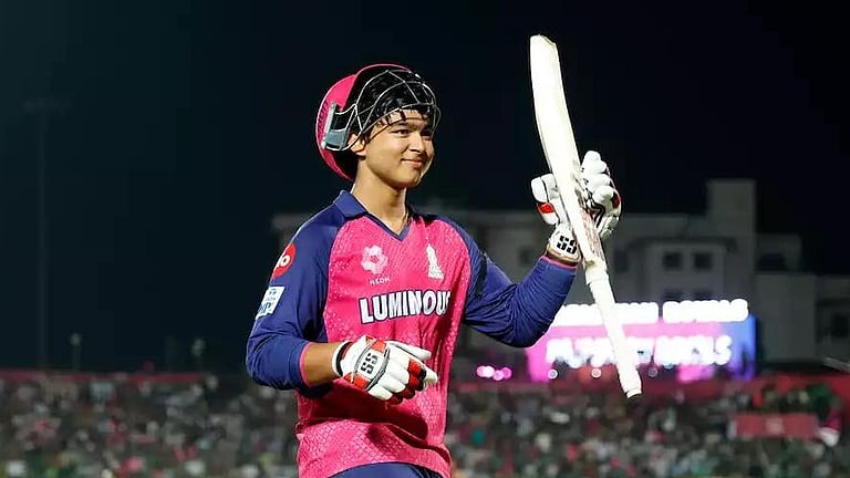 মাত্র ১৪ বছরে সেঞ্চুরি হাঁকিয়ে ক্রিকেট দুনিয়ার বিস্ময় ! ভারত কি পাবে দ্বিতীয় সচিন ?