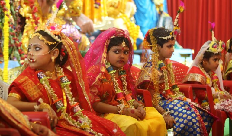 মহাষ্টমীর বিশেষ মুহূর্তে কুমারী পূজা ! ধরা পড়ল আমাদের ক্যামেরায়