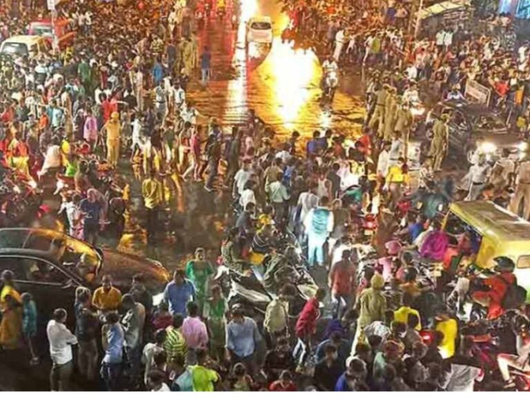পুজোর মুখেই বন্ধ কলকাতার রাস্তা, কোন দিক থেকে যাবেন শপিং করতে?