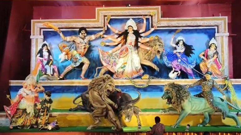 দেবী দুর্গার পায়ের নীচে অসুররূপী ইউনুস ! হাতে পাকিস্তানের প্রধানমন্ত্রীর কাটা মুণ্ড