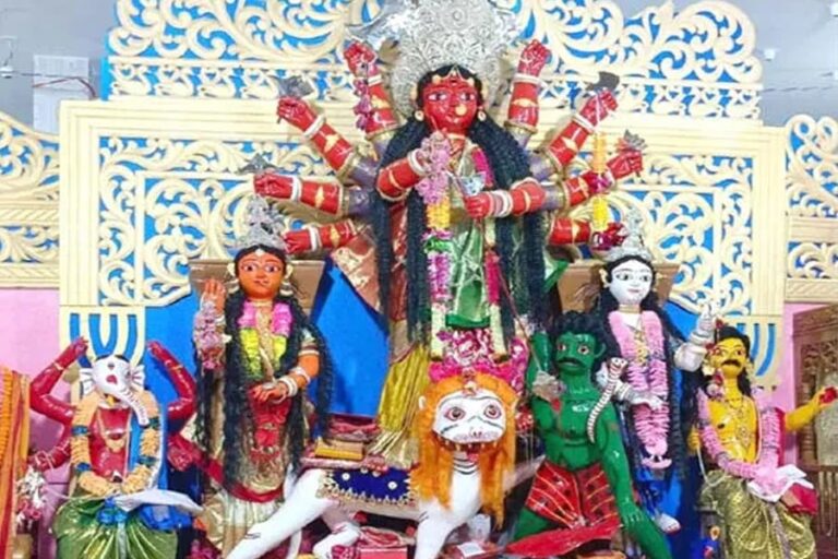 প্রতিবেশী দেশে পূজিত হচ্ছেন তিনশো বছরের ‘লাল দুর্গা’ !