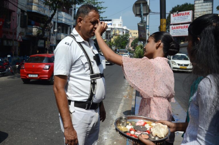 কলকাতায় ট্রাফিক পুলিশকর্মীদের ভাইফোঁটা !