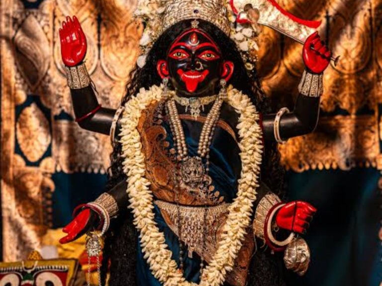 প্রতি অমাবস্যায় হাটেন কথা বলেন তিনি, জেনে নিন শ্যামাসুন্দরীর অজানা কথা