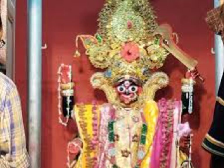 গলায় নেই মুণ্ডমালা পদতলে নেই শিব; কোথায় পূজিত হন এই কালি